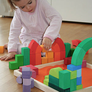 A child building with the romanesque building set.