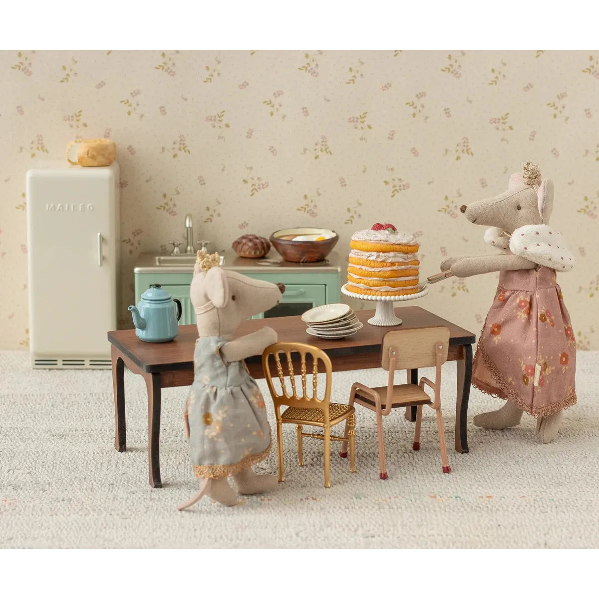 Maileg Party Cake and Cake Stand-- Mouse, Off-White