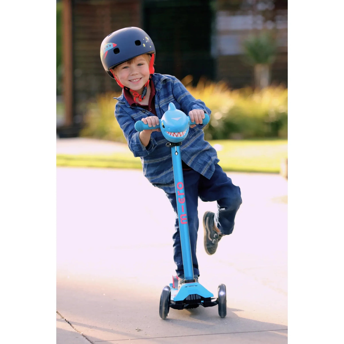 Micro Kickboard: Maxi Deluxe LED -- Aqua