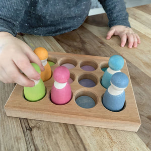 child matching pastel friends with corresponding colors in the sorting board