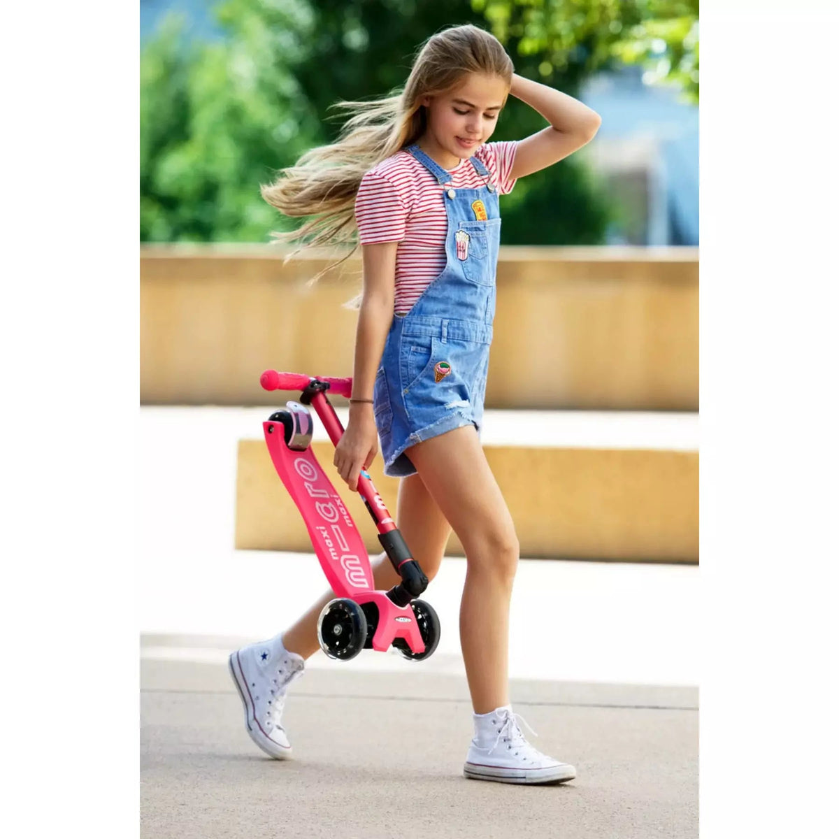 Micro Kickboard: Maxi Deluxe Foldable LED -- Purple/Pink