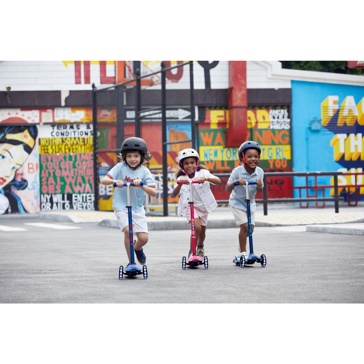 Micro Kickboard: Maxi Deluxe LED -- Red/White