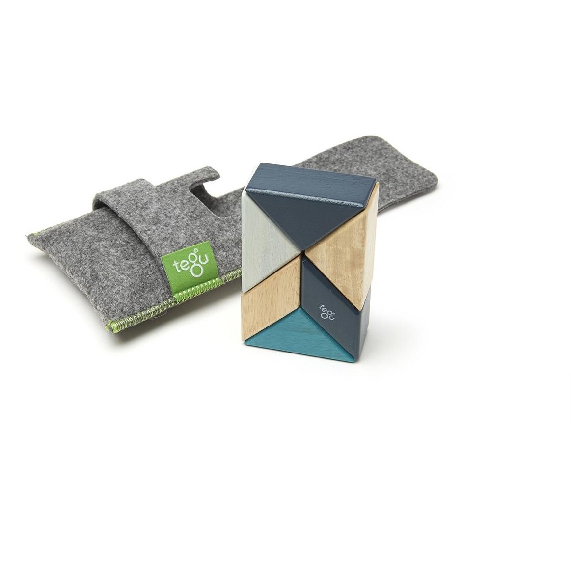 A grey felt pouch holds the 6 blue tints magnetic pieces.