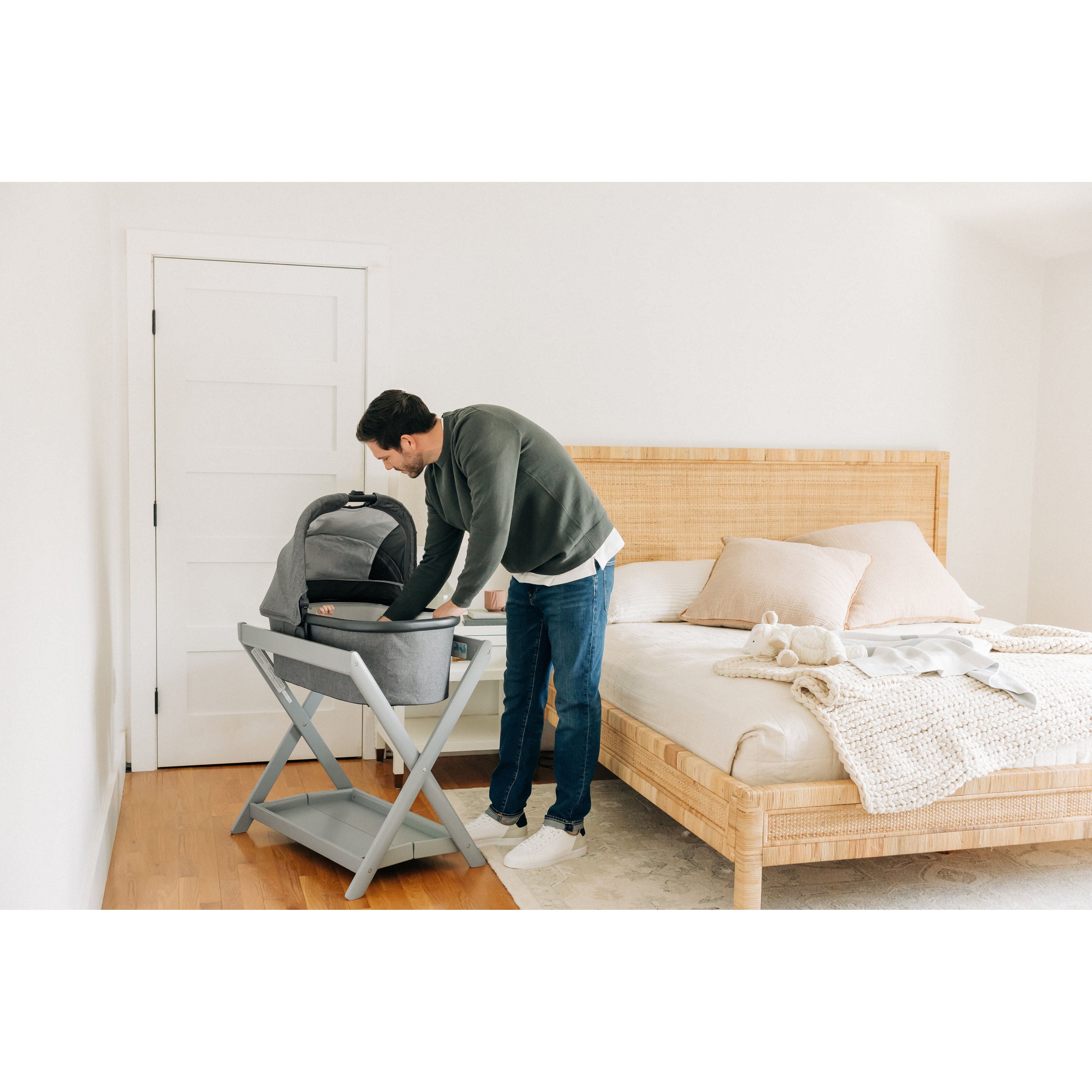 https://www.thehappylark.com/cdn/shop/products/uppababy-bassinet-uppababy-998802_5000x.jpg?v=1689185949